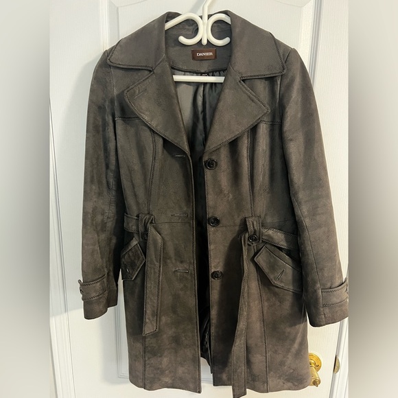 Danier suede jacket size XS but fits like a small - Picture 2 of 3